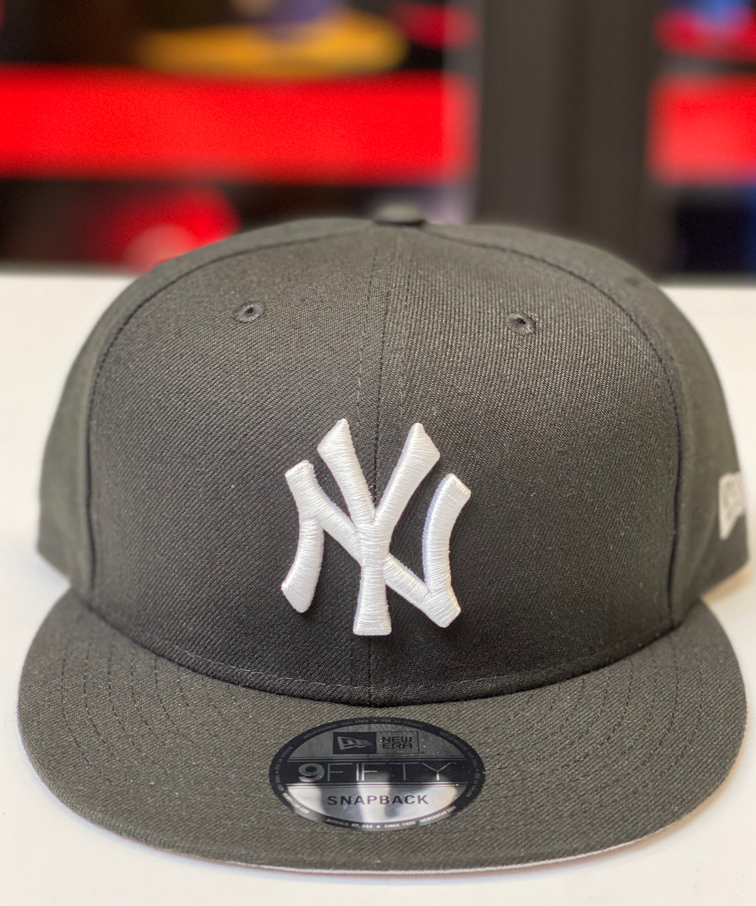 NEW YORK YANKEES BLACK AND WHITE WITH GRAY TONGUE SNAPBACK